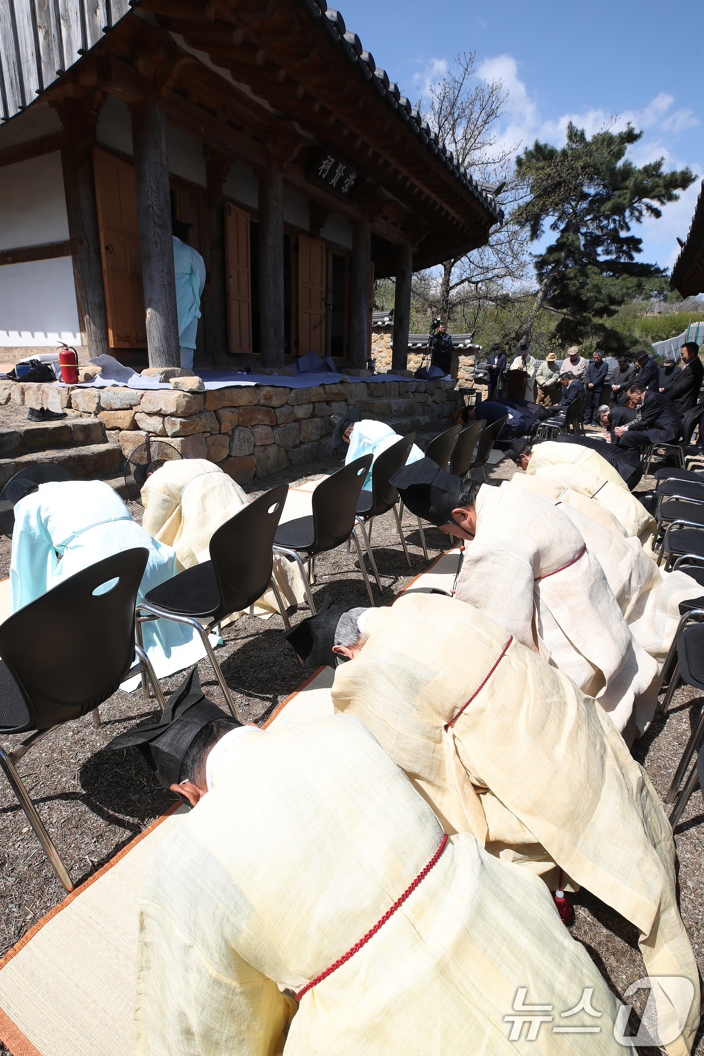 (대구=뉴스1) 공정식 기자 = 15일 오전 대구 수성구 고산서당에서 지역 유림이 을사년 향사를 봉행하고 있다. 향사는 성현의 가르침을 기리고, 그 뜻을 계승하려는 후학들의 예와 …