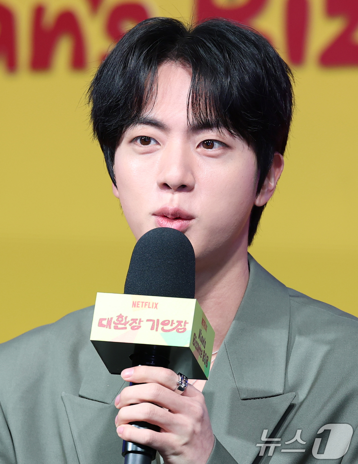 (서울=뉴스1) 권현진 기자 = 방탄소년단(BTS) 진이 15일 서울 종로구 JW메리어트 동대문 스퀘어 서울에서 열린 넷플릭스 새 예능 '대환장 기안장' 기자간담회에서 인사말을 하 …