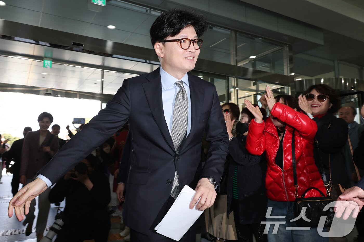본문 이미지 - 대선 출마를 선언한 한동훈 국민의힘 전 대표가 15일 오전 정책비전 발표를 위해 서울 여의도 국회 소통관으로 들어서고 있다. 2025.4.15/뉴스1 ⓒ News1 이광호 기자
