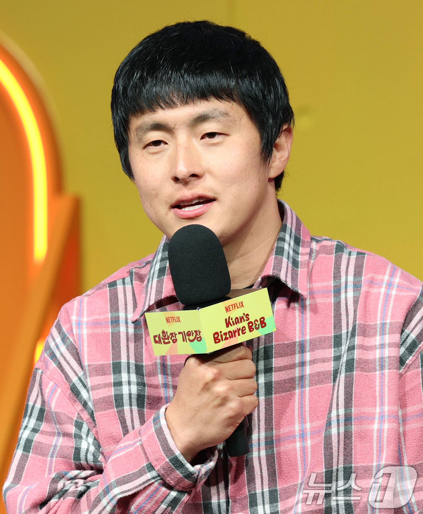 본문 이미지 - 방송인 기안84가 15일 서울 종로구 JW메리어트 동대문 스퀘어 서울에서 열린 넷플릭스 새 예능 &#39;대환장 기안장&#39; 기자간담회에서 인사말을 하고 있다. &#39;대환장 기안장&#39;은 기안적 낭만이 가득한 울릉도 기안장에서 기안84와 서포트 멤버 방탄소년단 진, 배우 지예은이 숙박객들과 펼치는 기상천외한 신개념 민박 버라이어티다. 2025.4.15/뉴스1 ⓒ News1 권현진 기자