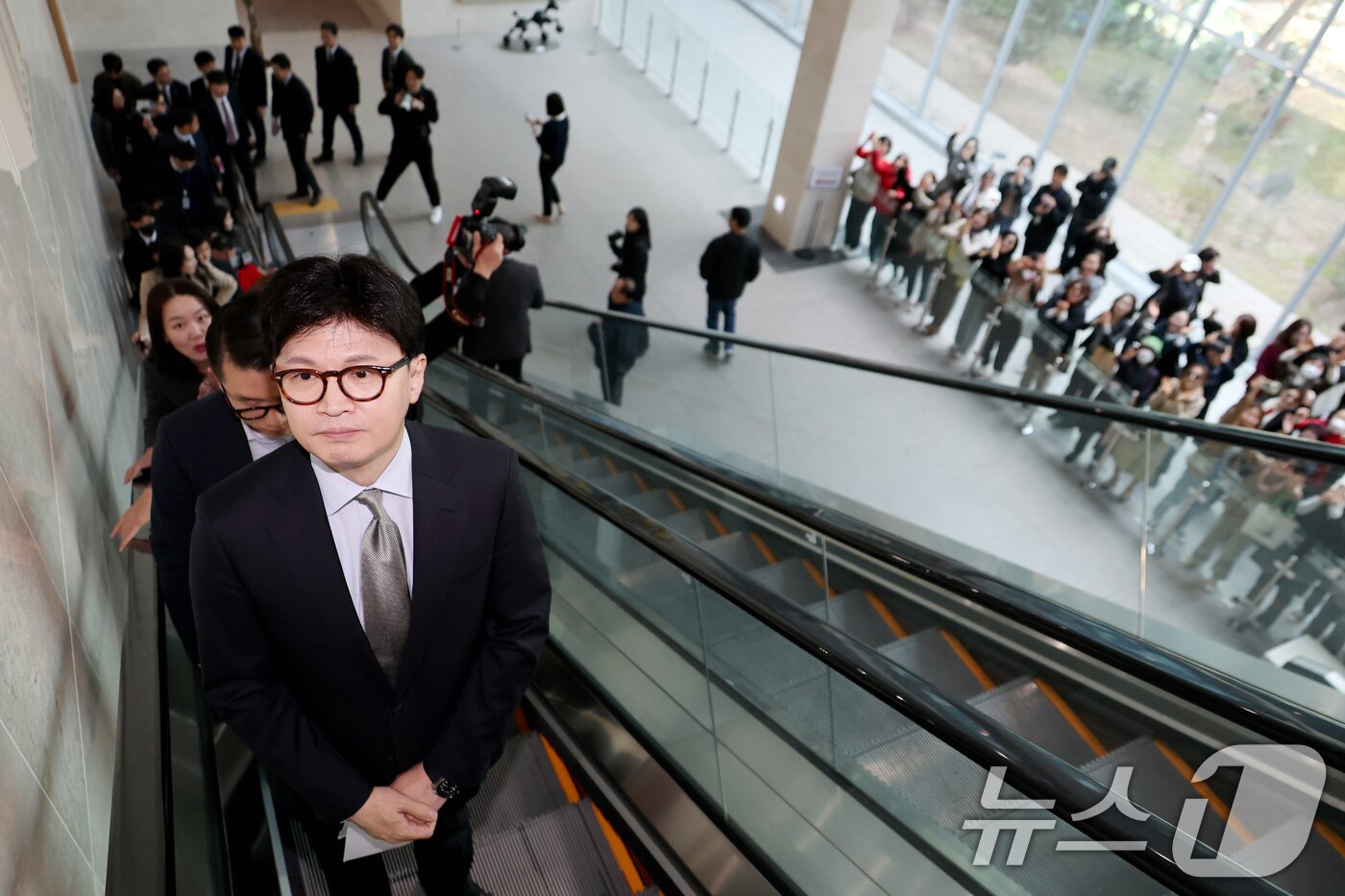 본문 이미지 - 대선 출마를 선언한 한동훈 국민의힘 전 대표가 15일 오전 정책비전 발표를 위해 서울 여의도 국회 소통관에 도착해 이동하고 있다. 2025.4.15/뉴스1 ⓒ News1 이광호 기자