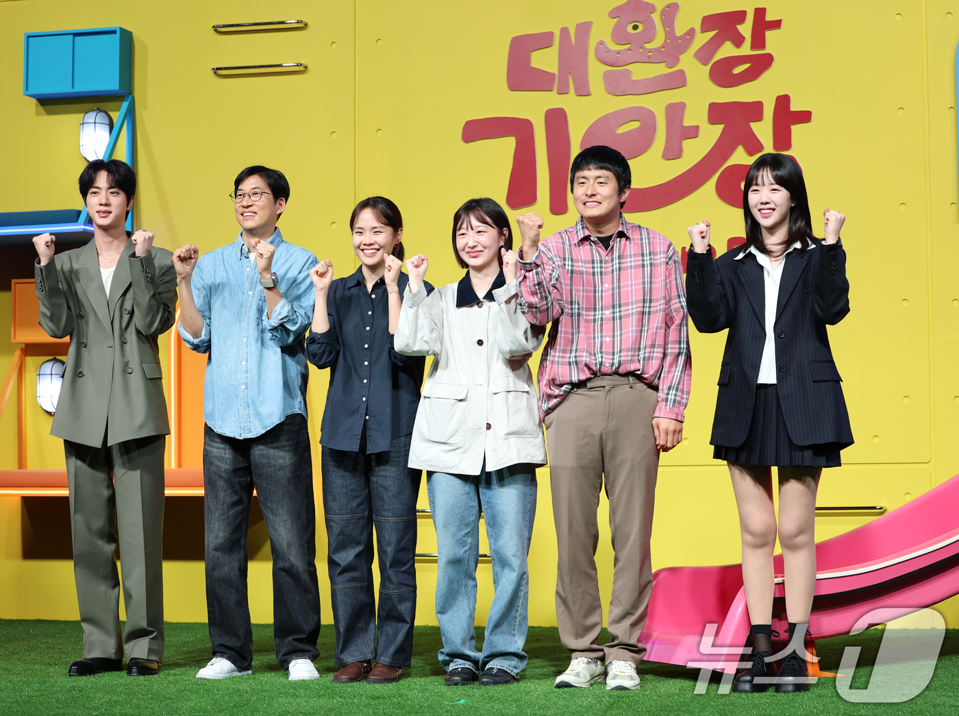 (서울=뉴스1) 권현진 기자 = 방탄소년단(BTS) 진(왼쪽부터)과 정효민 PD, 이소민 PD, 황윤서 PD, 기안84, 지예은이 15일 서울 종로구 JW메리어트 동대문 스퀘어 서 …