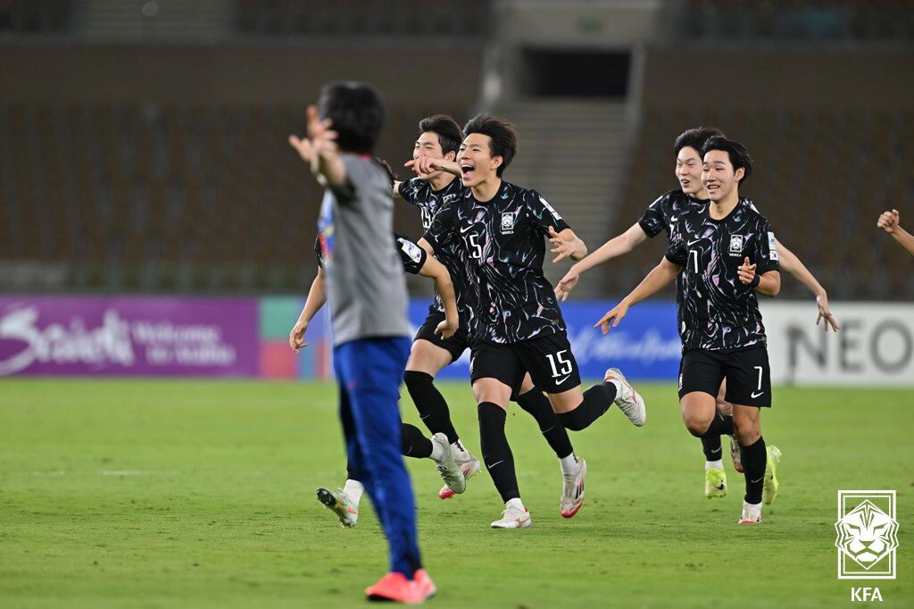 본문 이미지 - 17세 이하(U-17) 축구대표팀이 15일(한국시간) 사우디아라비아 제다의 프린스 압둘라 알 파이살 스타디움에서 열린 '2025 아시아축구연맹(AFC) U-17 아시안컵' 8강 타즈키스탄과의 경기에서 승부차기에서 5대3으로 승리한 후 기뻐하고 있다. (대한축구협회 제공. 재판매 및 DB 금지) 2025.4.15/뉴스1