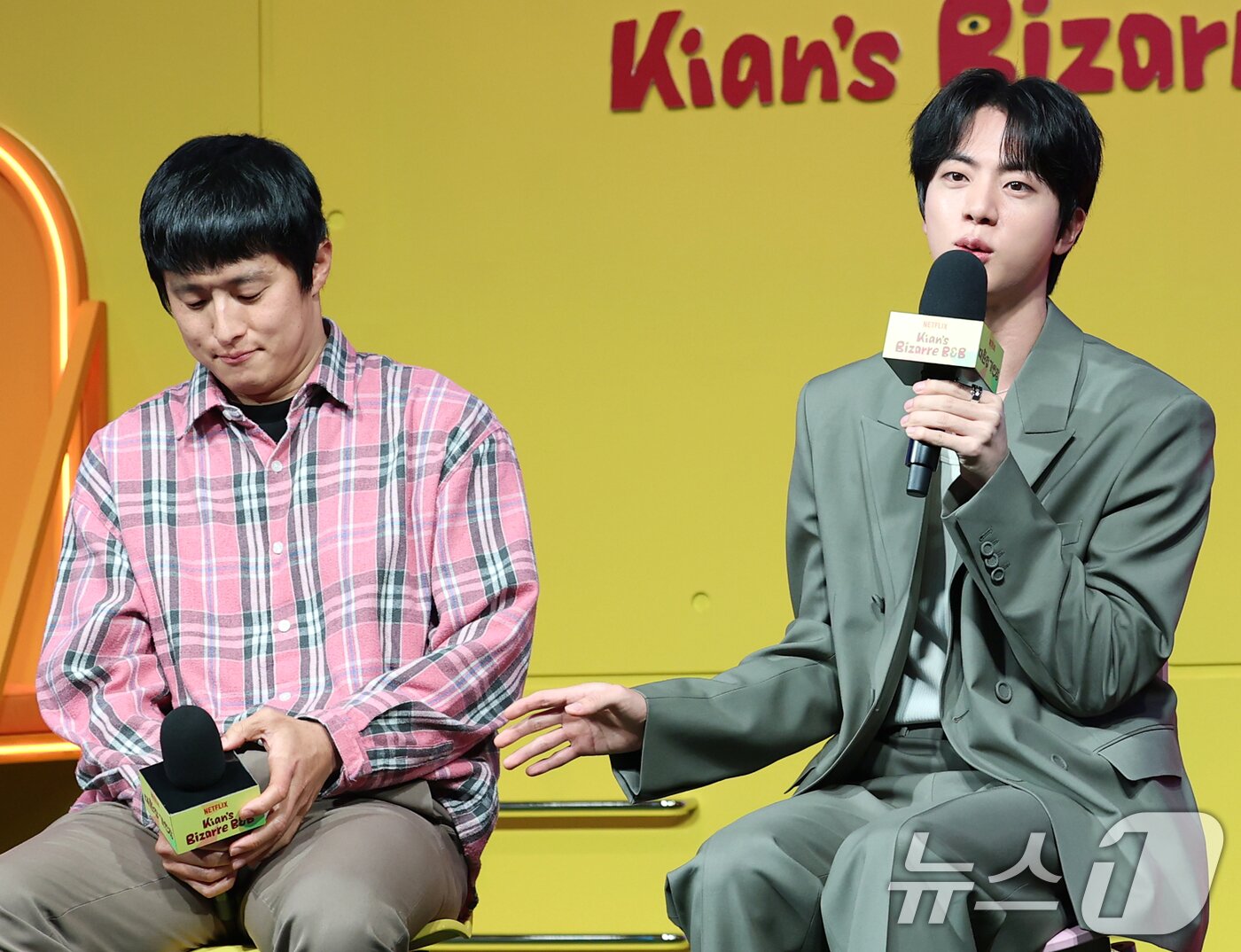 본문 이미지 - 방탄소년단&#40;BTS&#41; 진&#40;오른쪽&#41;이 15일 서울 종로구 JW메리어트 동대문 스퀘어 서울에서 열린 넷플릭스 새 예능 &#39;대환장 기안장&#39; 기자간담회에서 기안84와 호흡에 대해 이야기 하고 있다. &#39;대환장 기안장&#39;은 기안적 낭만이 가득한 울릉도 기안장에서 기안84와 서포트 멤버 방탄소년단 진, 배우 지예은이 숙박객들과 펼치는 기상천외한 신개념 민박 버라이어티다. 2025.4.15/뉴스1 ⓒ News1 권현진 기자