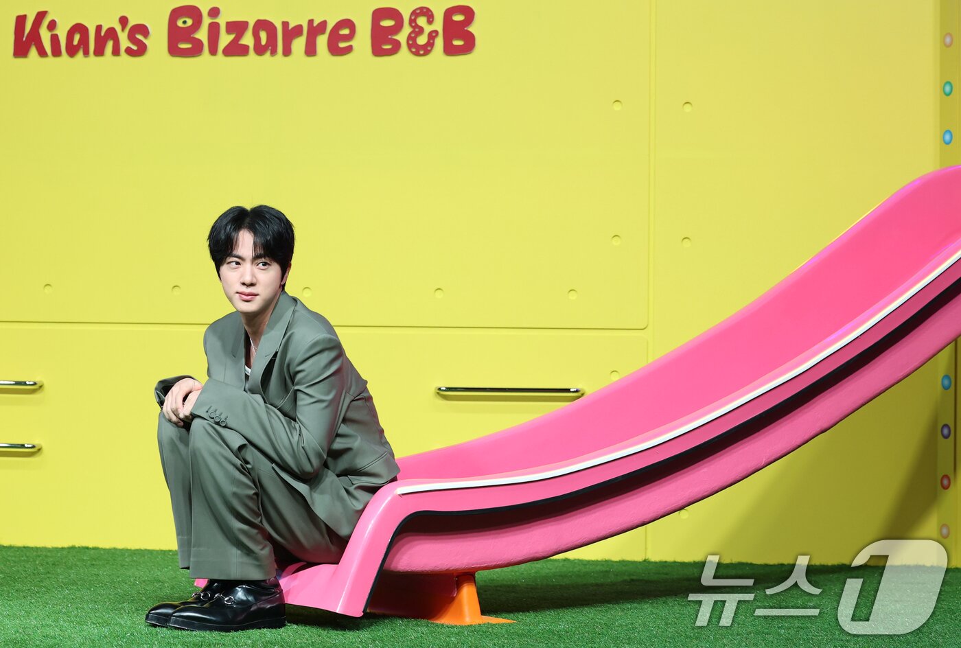 본문 이미지 - 방탄소년단(BTS) 진이 15일 서울 종로구 JW메리어트 동대문 스퀘어 서울에서 열린 넷플릭스 새 예능 '대환장 기안장' 기자간담회에서 미끄럼틀에 앉아 귀여운 포즈를 취하고 있다. '대환장 기안장'은 기안적 낭만이 가득한 울릉도 기안장에서 기안84와 서포트 멤버 방탄소년단 진, 배우 지예은이 숙박객들과 펼치는 기상천외한 신개념 민박 버라이어티다. 2025.4.15/뉴스1 ⓒ News1 권현진 기자