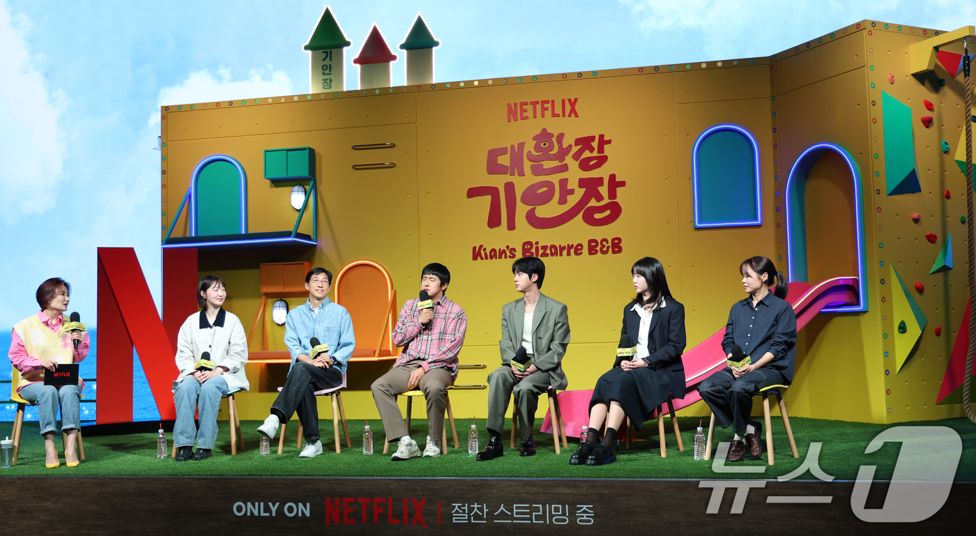 (서울=뉴스1) 권현진 기자 = 기안84(왼쪽 네번째)가 15일 서울 종로구 JW메리어트 동대문 스퀘어 서울에서 열린 넷플릭스 새 예능 '대환장 기안장' 기자간담회에서 취재진 질문 …