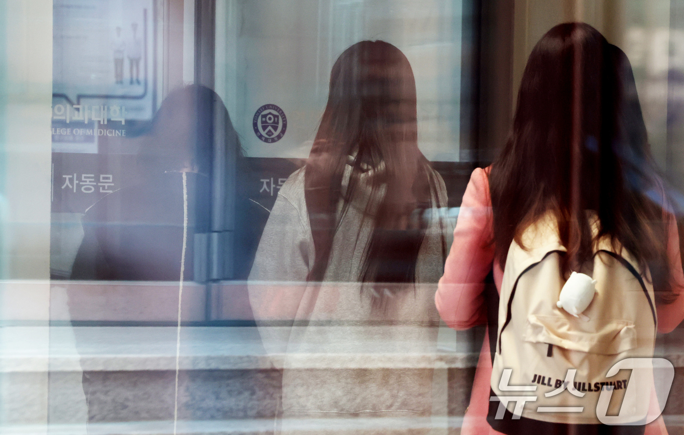 (서울=뉴스1) 장수영 기자 = 15일 서울 서대문구 연세대 의대에서 의대생들이 이동하고 있다.의대 증원에 반발한 의대생들이 수업 거부 등 강경투쟁을 이어가고 있는 가운데 연대 의 …