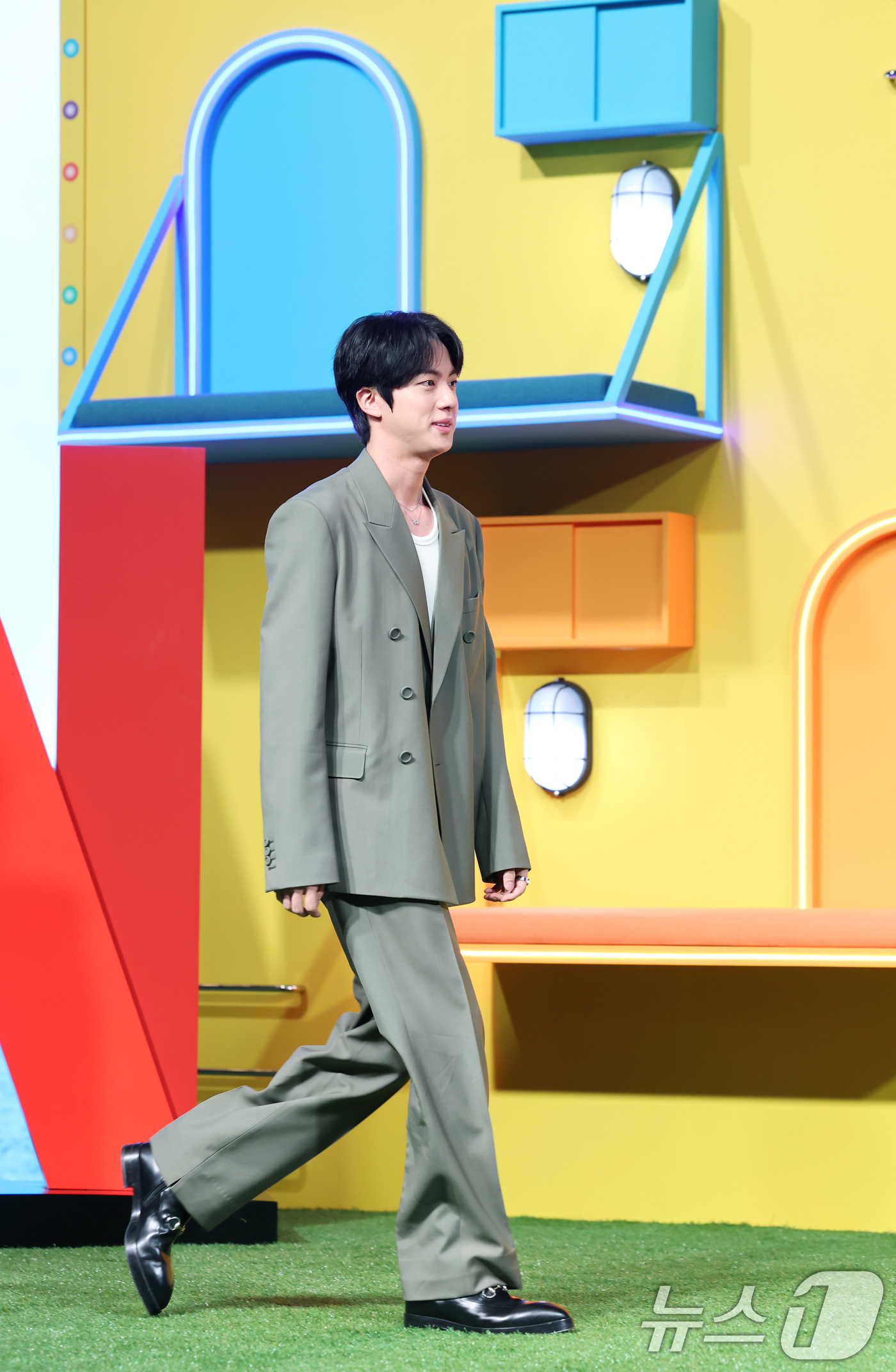 (서울=뉴스1) 권현진 기자 = 방탄소년단(BTS) 진이 15일 서울 종로구 JW메리어트 동대문 스퀘어 서울에서 열린 넷플릭스 새 예능 '대환장 기안장' 기자간담회에 참석하고 있다 …