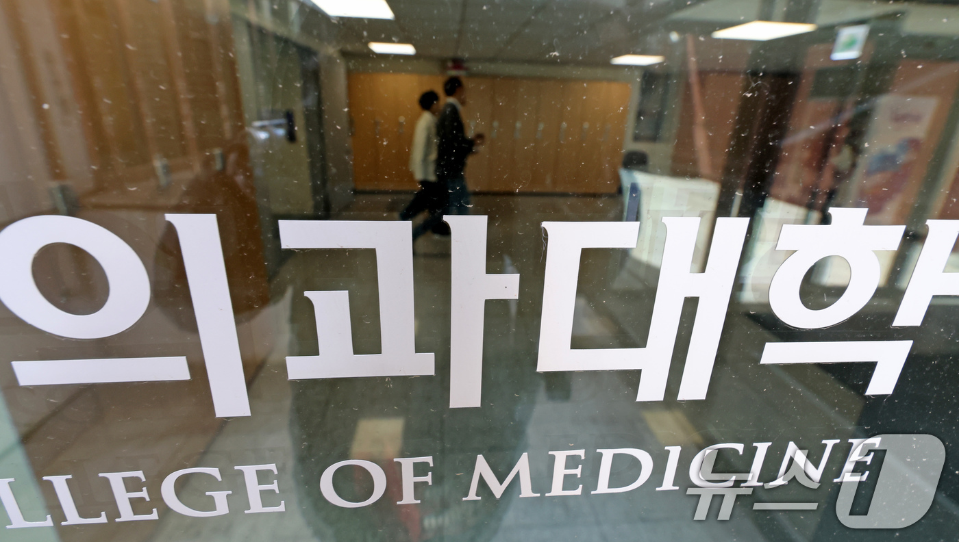 (서울=뉴스1) 장수영 기자 = 15일 서울 서대문구 연세대 의대에서 의대생들이 이동하고 있다.의대 증원에 반발한 의대생들이 수업 거부 등 강경투쟁을 이어가고 있는 가운데 연대 의 …