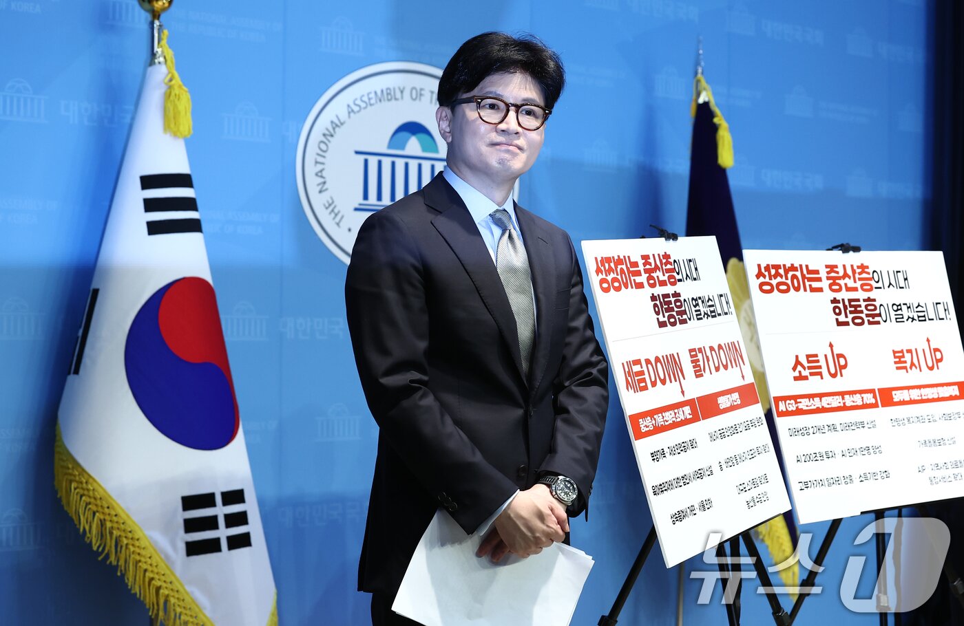본문 이미지 - 국민의힘 대선 경선에 나선 한동훈 전 대표가 15일 서울 여의도 국회 소통관에서 정책 비전을 발표하기 위해 단상에 오르고 있다. 2025.4.15/뉴스1 ⓒ News1 김민지 기자