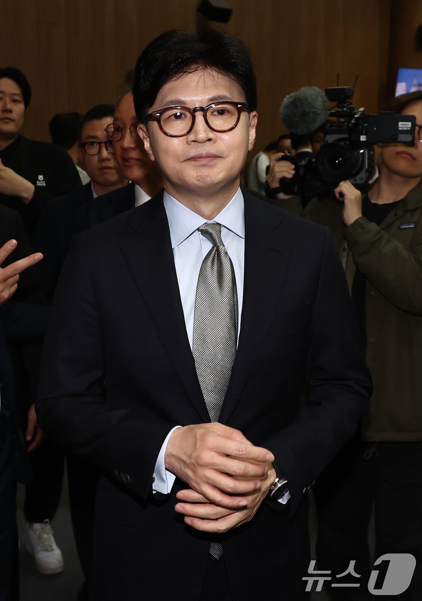 본문 이미지 - 국민의힘 대선 경선에 나선 한동훈 전 대표가 15일 서울 여의도 국회 소통관에서 정책 비전 발표를 마치고 나서고 있다. 2025.4.15/뉴스1 ⓒ News1 김민지 기자