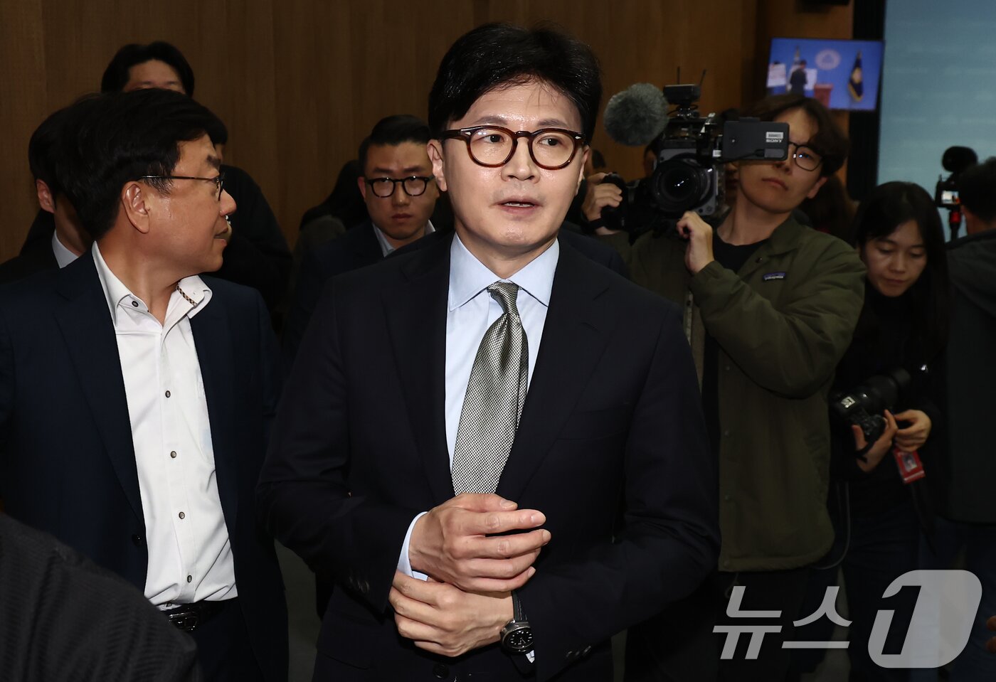 본문 이미지 - 국민의힘 대선 경선에 나선 한동훈 전 대표가 15일 서울 여의도 국회 소통관에서 정책 비전 발표를 마치고 나서고 있다. 2025.4.15/뉴스1 ⓒ News1 김민지 기자