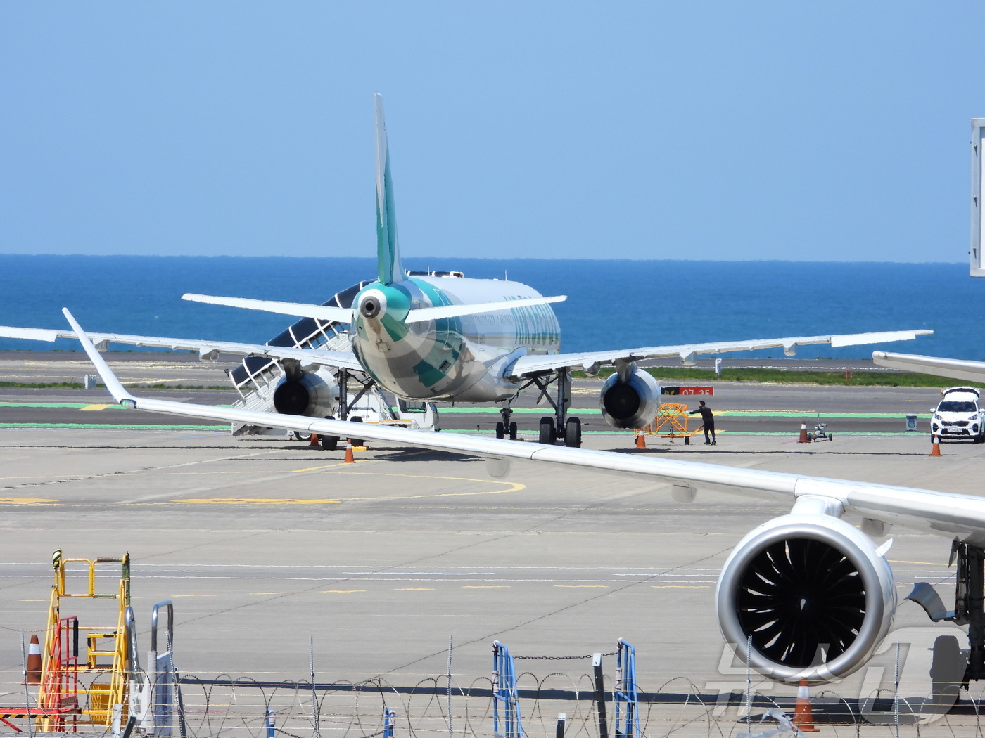 (제주=뉴스1) 홍수영 기자 = 15일 오후 제주국제공항 활주로 계류장에서 재정비하고 있는 에어서울 RS902편 항공기. 이 항공기는 오전 8시 쯤 김포로 출발 예정이었으나 이륙 …