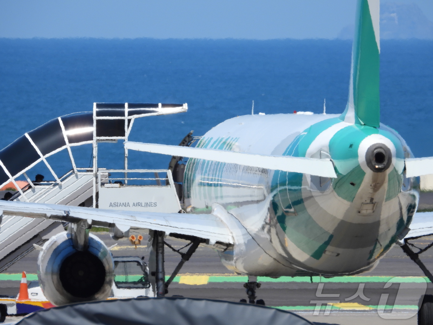 (제주=뉴스1) 홍수영 기자 = 15일 오후 제주국제공항 활주로 계류장에서 재정비하고 있는 에어서울 RS902편 항공기. 이 항공기는 오전 8시 쯤 김포로 출발 예정이었으나 이륙 …