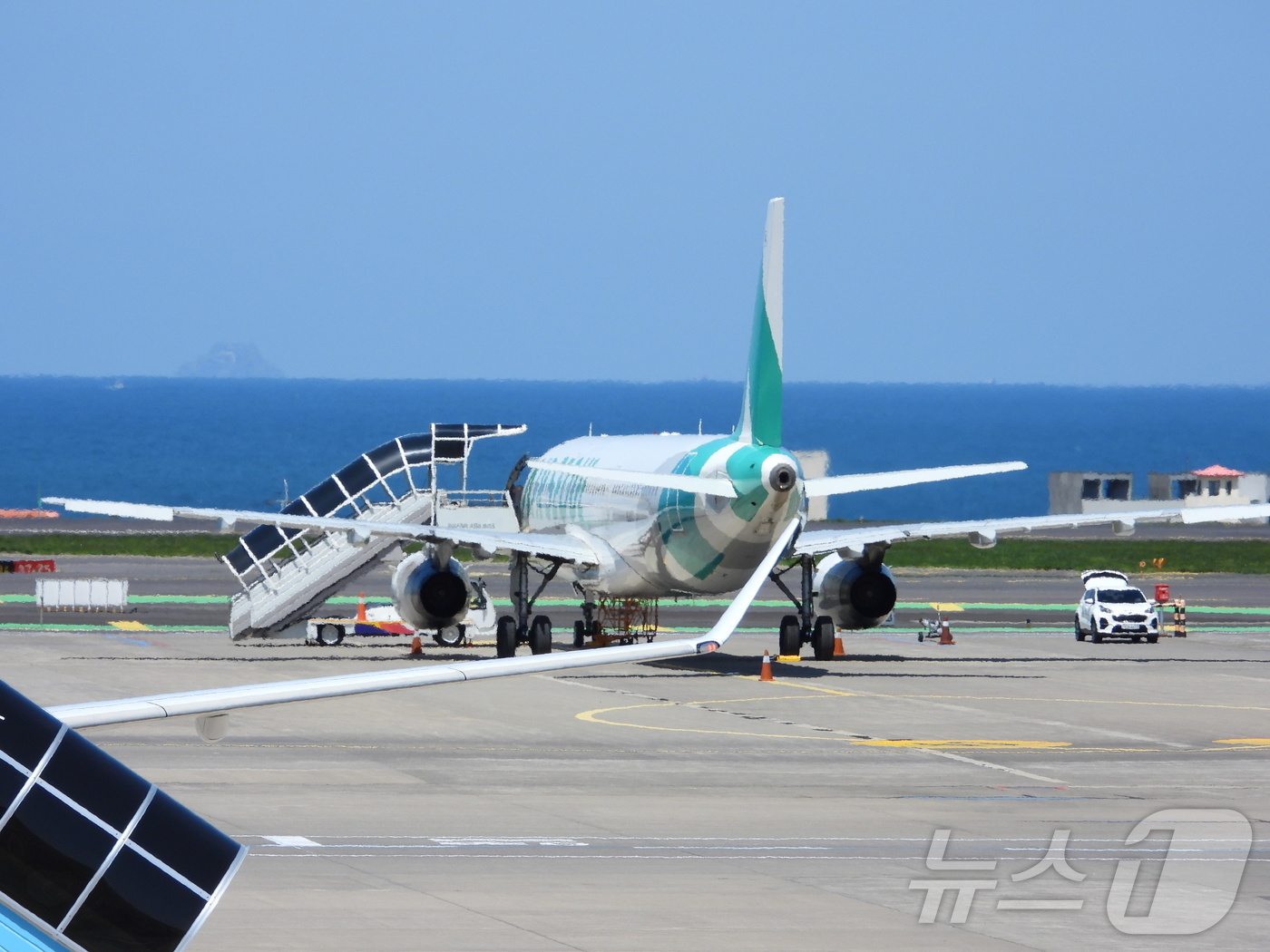 (제주=뉴스1) 홍수영 기자 = 15일 오후 제주국제공항 활주로 계류장에서 재정비하고 있는 에어서울 RS902편 항공기. 이 항공기는 오전 8시 쯤 김포로 출발 예정이었으나 이륙 …