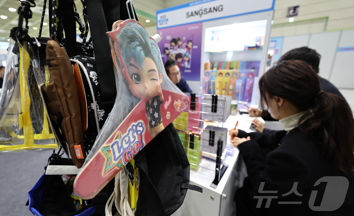 (서울=뉴스1) 김도우 기자 = 15일 서울 강남구 코엑스에서 열린 '2025 대한민국 소비재·서비스 수출대전'에서 바이어들이 상담을 받고 있다. 2025.4.15/뉴스1