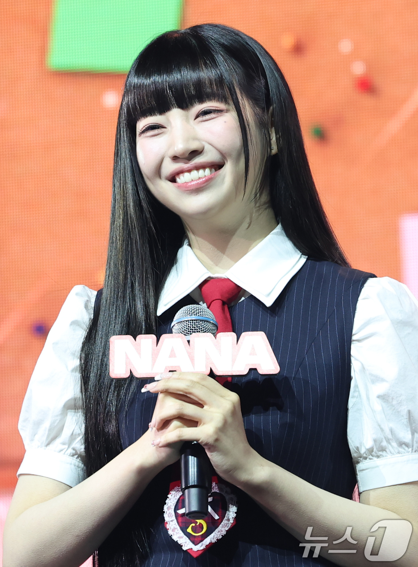 (서울=뉴스1) 권현진 기자 = 그룹 유니스(UNIS)의 나나가 15일 서울 광진구 예스24 라이브홀에서 가진 두 번째 미니앨범 '스위시(SWICY)' 발매 쇼케이스에서 미소를 짓 …