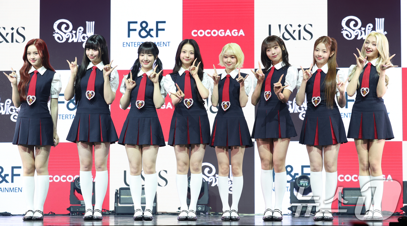 (서울=뉴스1) 권현진 기자 = 그룹 유니스(UNIS)의 엘리시아(왼쪽부터)와 나나, 방윤하, 임서원, 코토코, 진현주, 오윤아, 젤리당카가 15일 서울 광진구 예스24 라이브홀에 …