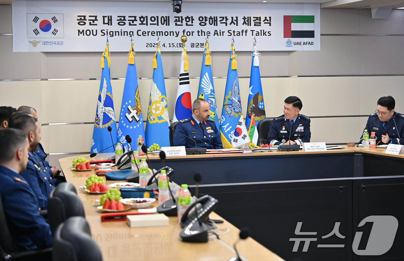 (서울=뉴스1) = 이영수 공군참모총장(대장)과 아시드 모하메드 알 샴시 UAE공군방공사령관(소장)이 15일 충남 계룡시 계룡대 공군본부에서 만나 양자대담을 실시하고, 공군대공군회 …