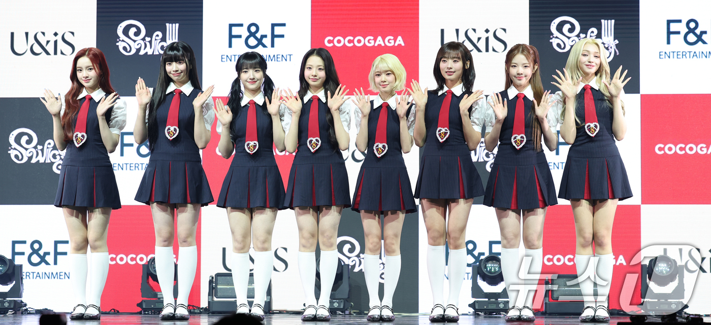 (서울=뉴스1) 권현진 기자 = 그룹 유니스(UNIS)의 엘리시아(왼쪽부터)와 나나, 방윤하, 임서원, 코토코, 진현주, 오윤아, 젤리당카가 15일 서울 광진구 예스24 라이브홀에 …