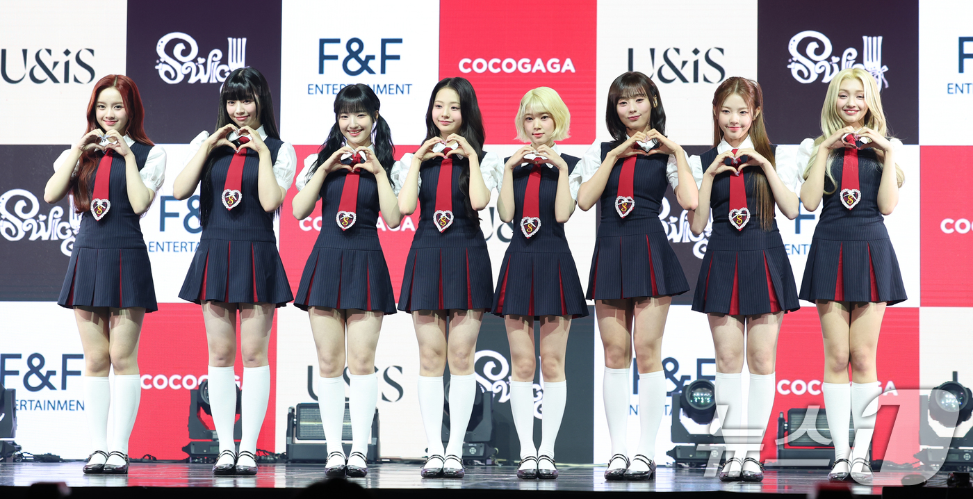 (서울=뉴스1) 권현진 기자 = 그룹 유니스(UNIS)의 엘리시아(왼쪽부터)와 나나, 방윤하, 임서원, 코토코, 진현주, 오윤아, 젤리당카가 15일 서울 광진구 예스24 라이브홀에 …