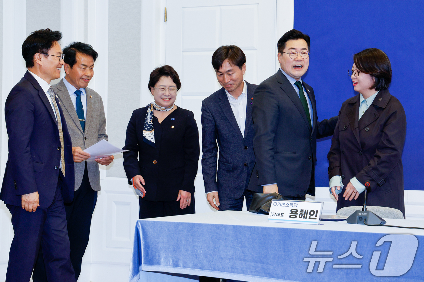 (서울=뉴스1) 안은나 기자 = 용혜인 기본소득당 대표(오른쪽부터), 박찬대 더불어민주당 대표 직무대행 겸 원내대표, 한창민 사회민주당 대표, 김선민 조국혁신당 대표 권한대행, 윤 …