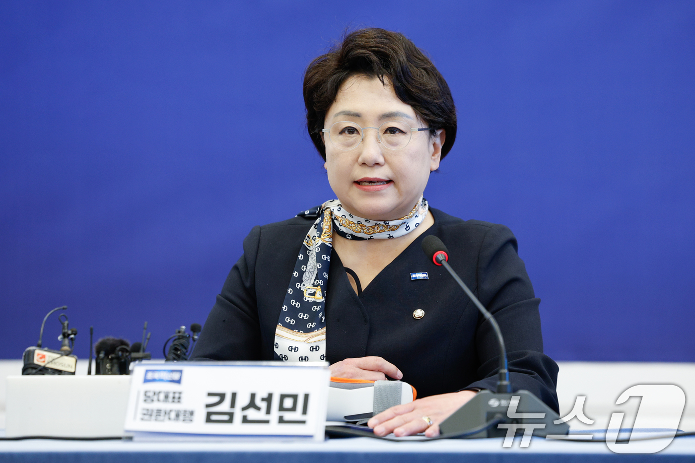 (서울=뉴스1) 안은나 기자 = 김선민 조국혁신당 대표 권한대행이 15일 오후 서울 여의도 국회에서 열린 내란종식 민주헌정수호 새로운 대한민국 원탁회의에 참석해 모두 발언하고 있다 …