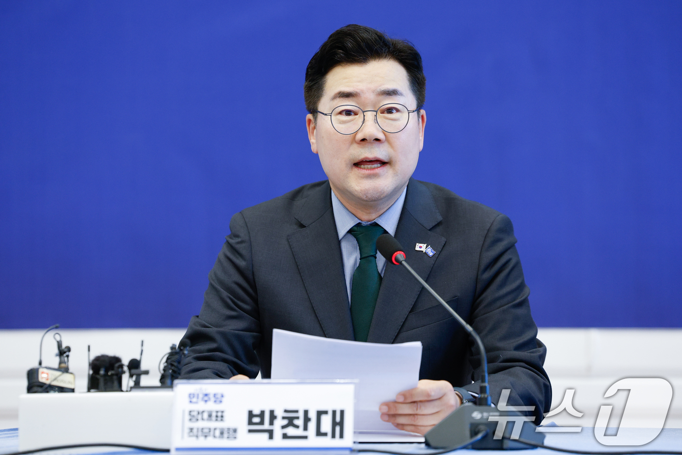 (서울=뉴스1) 안은나 기자 = 박찬대 더불어민주당 대표 직무대행 겸 원내대표가 15일 오후 서울 여의도 국회에서 열린 내란종식 민주헌정수호 새로운 대한민국 원탁회의에 참석해 모두 …
