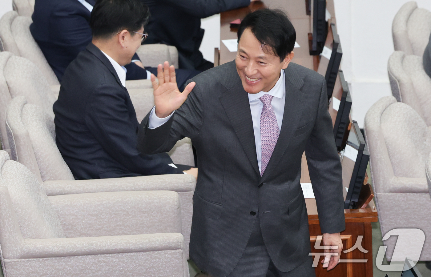 (서울=뉴스1) 허경 기자 = 오세훈 서울시장이 15일 서울 중구 서울시의회에서 열린 제330회 임시회 본회의 개회식에 참석하며 의원들과 인사하고 있다. 2025.4.15/뉴스1