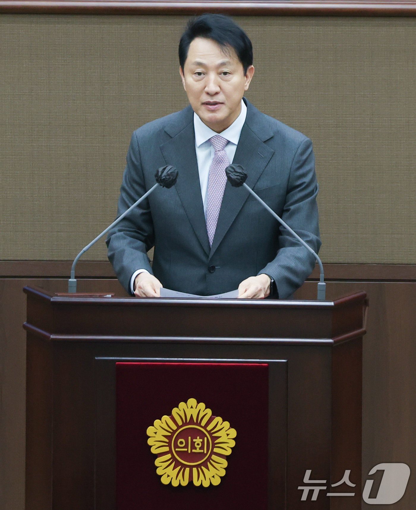 (서울=뉴스1) 허경 기자 = 오세훈 서울시장이 15일 서울 중구 서울시의회에서 열린 제330회 임시회 본회의 개회식에서 간부 소개를 하고 있다. 2025.4.15/뉴스1