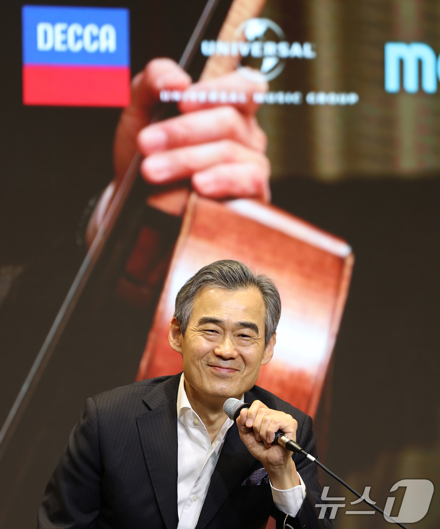 (서울=뉴스1) 오대일 기자 = 첼리스트 양성원이 15일 오후 서울 영등포구 신영체임버홀에서 열린 '에코 오브 엘레지:엘가' 앨범 발매 및 공연 기자간담회에서 새 음반을 소개하고 …