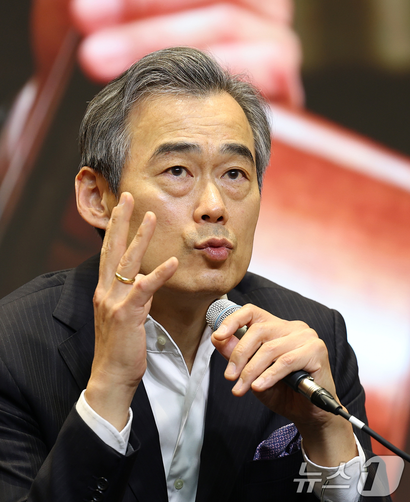 (서울=뉴스1) 오대일 기자 = 첼리스트 양성원이 15일 오후 서울 영등포구 신영체임버홀에서 열린 '에코 오브 엘레지:엘가' 앨범 발매 및 공연 기자간담회에서 새 음반을 소개하고 …