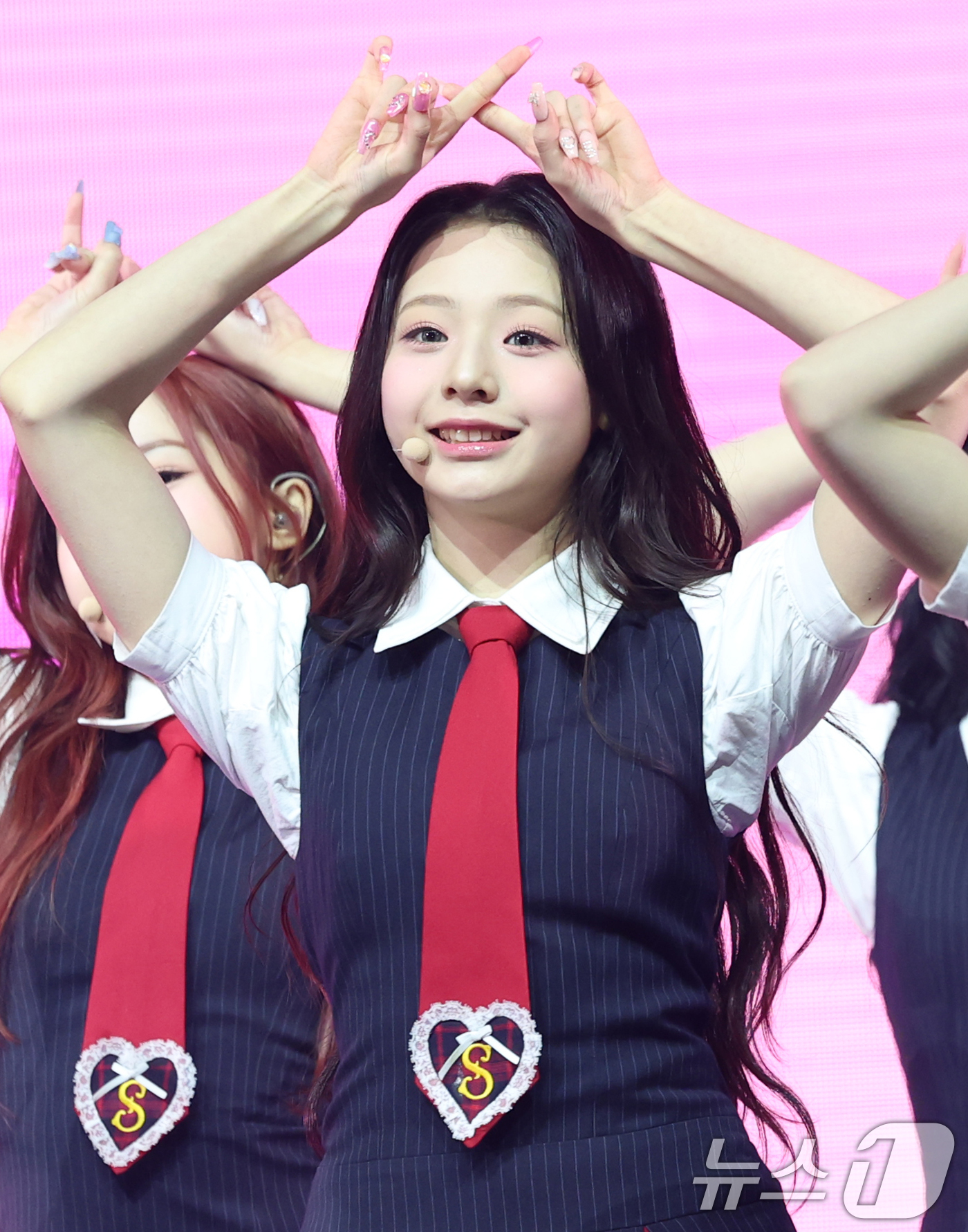 (서울=뉴스1) 권현진 기자 = 그룹 유니스(UNIS)의 임서원이 15일 서울 광진구 예스24 라이브홀에서 가진 두 번째 미니앨범 '스위시(SWICY)' 발매 쇼케이스에서 수록곡 …