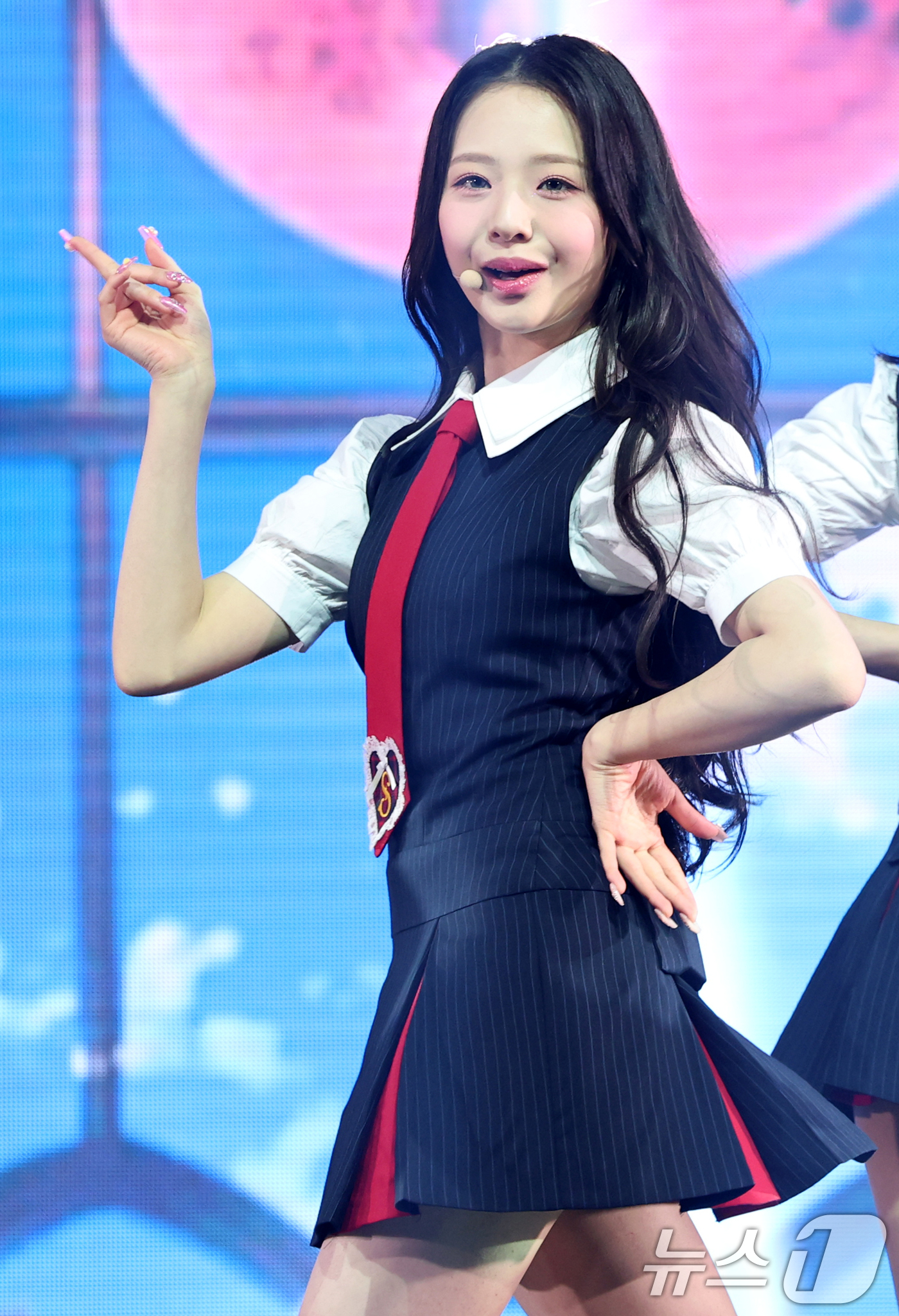 (서울=뉴스1) 권현진 기자 = 그룹 유니스(UNIS)의 임서원이 15일 서울 광진구 예스24 라이브홀에서 가진 두 번째 미니앨범 '스위시(SWICY)' 발매 쇼케이스에서 수록곡 …