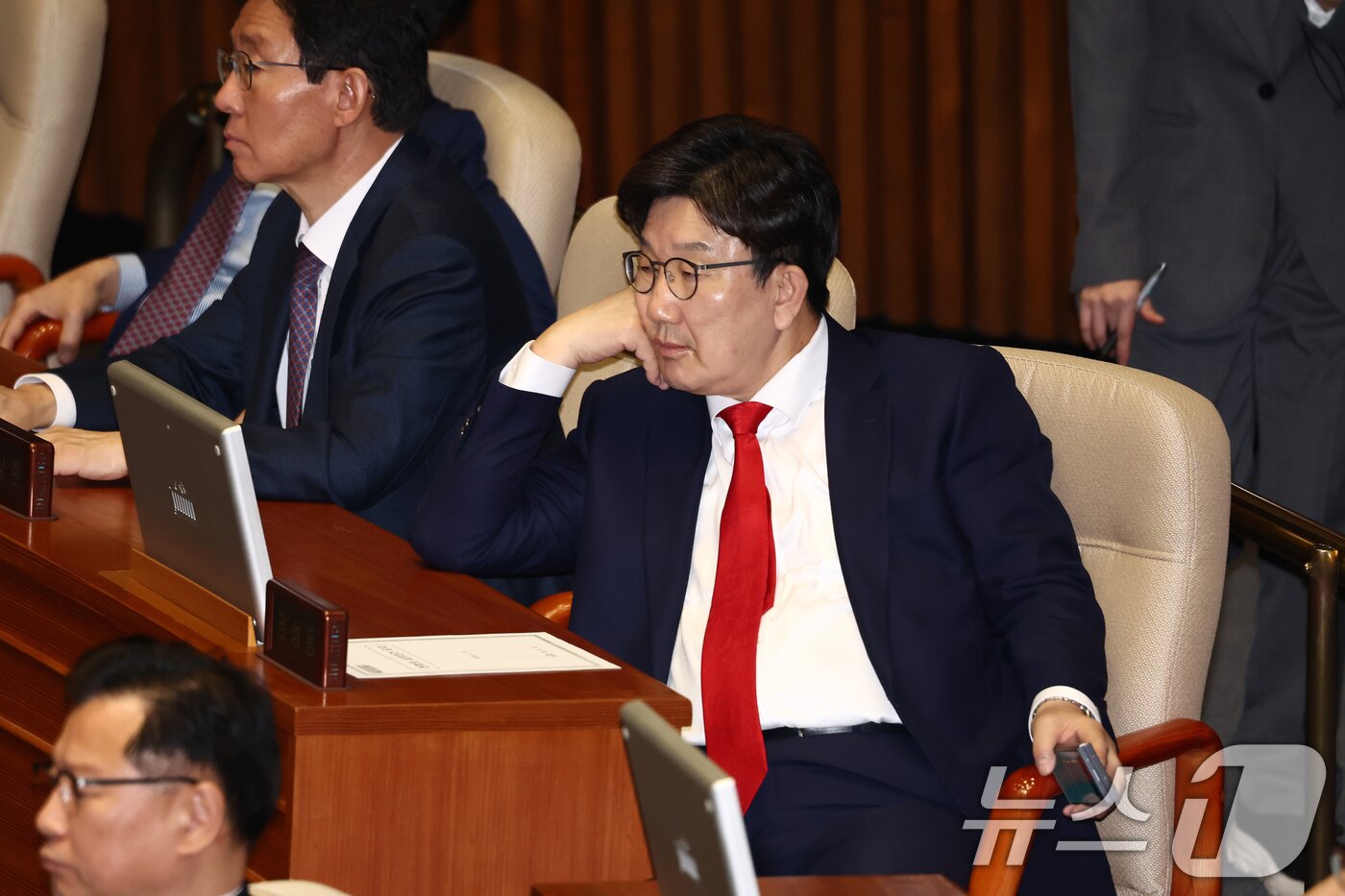 본문 이미지 - 권성동 국민의힘 원내대표가 15일 오후 서울 여의도 국회에서 열린 제424회국회&#40;임시회&#41; 제3차 본회의에서 박형수 원내수석부대표의 우원식 의장을 규탄하는 발언을 듣고 있다. 2025.4.15/뉴스1 ⓒ News1 김민지 기자