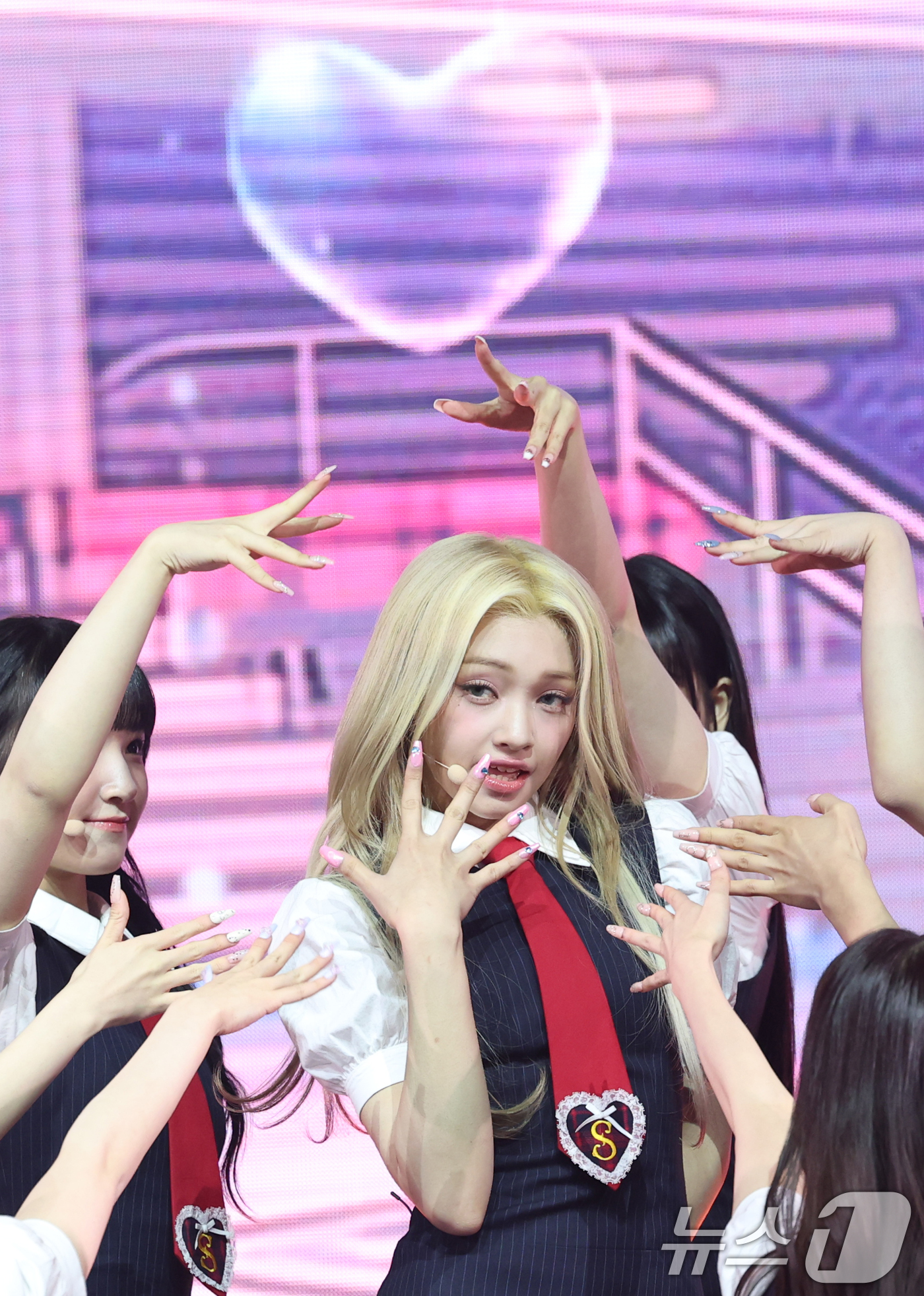 (서울=뉴스1) 권현진 기자 = 그룹 유니스(UNIS)의 젤리당카가 15일 서울 광진구 예스24 라이브홀에서 가진 두 번째 미니앨범 '스위시(SWICY)' 발매 쇼케이스에서 수록곡 …