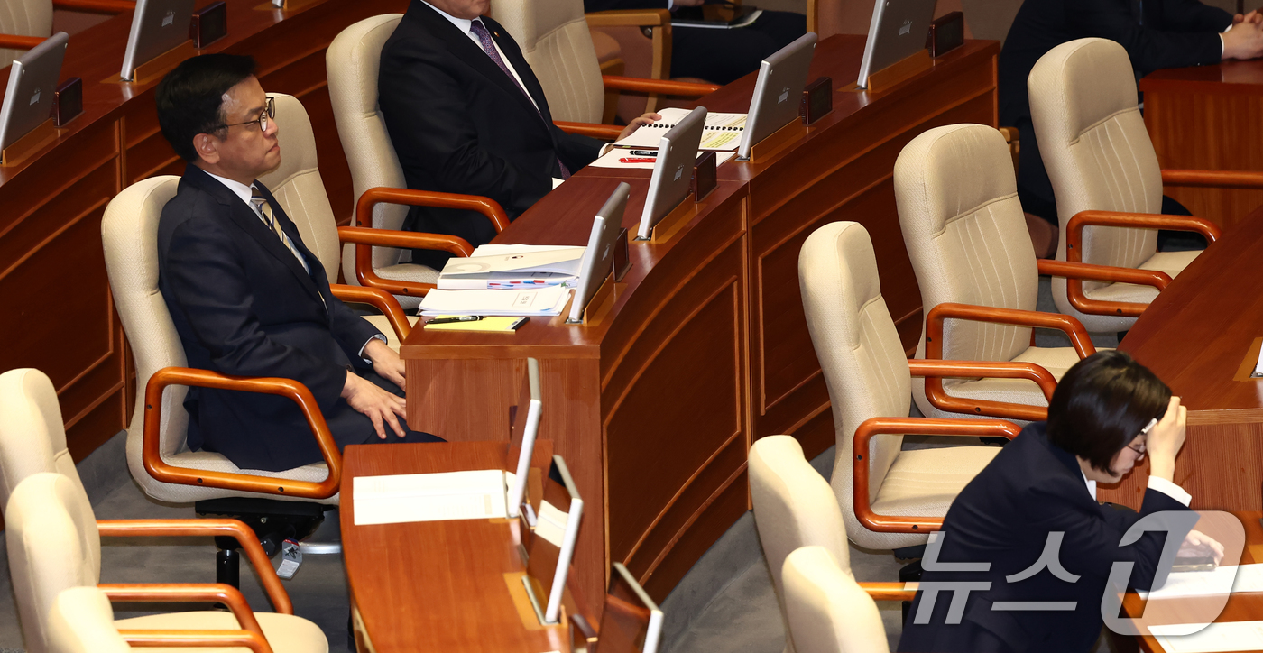 (서울=뉴스1) 김민지 기자 = 최상목 경제부총리 겸 기획재정부 장관이 15일 오후 서울 여의도 국회에서 열린 제424회국회(임시회) 제3차 본회의에서 자리하고 있다. 이날 한덕수 …