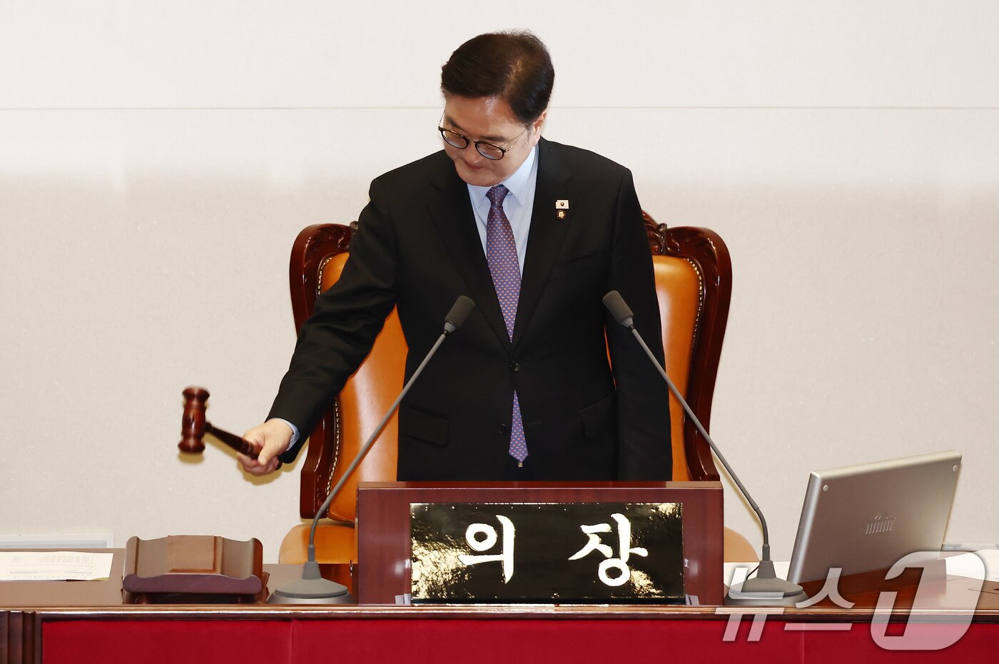 본문 이미지 - 우원식 국회의장이 15일 오후 서울 여의도 국회에서 열린 제424회국회&#40;임시회&#41; 제3차 본회의에서 의사봉을 두드리고 있다. 2025.4.15/뉴스1 ⓒ News1 김민지 기자