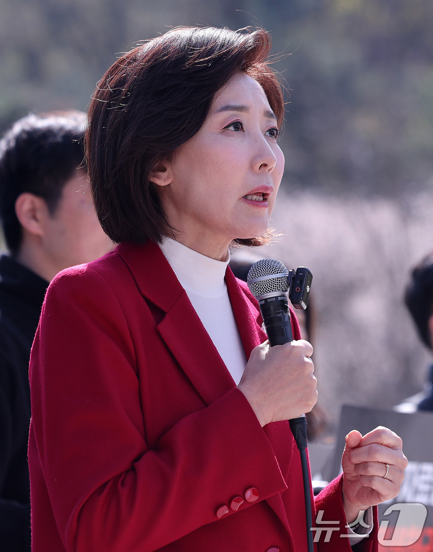 (서울=뉴스1) 박지혜 기자 = 대선 출마를 선언한 나경원 국민의힘 의원이 15일 서울 관악구 서울대학교 정문 앞에서 트루스포럼 주최로 열린 시진핑 자료실 폐쇄 촉구 기자회견을 찾 …