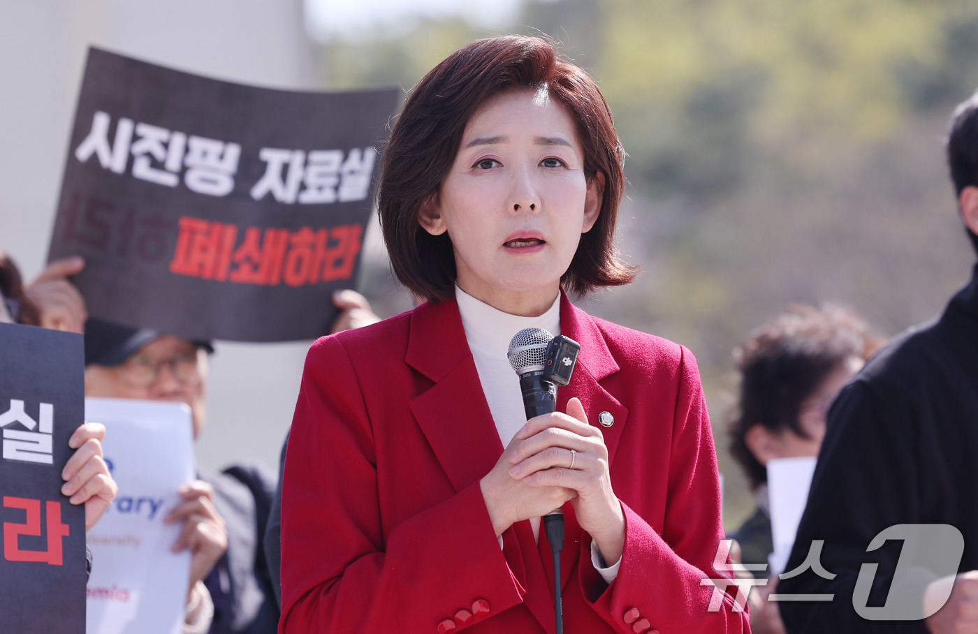 (서울=뉴스1) 박지혜 기자 = 대선 출마를 선언한 나경원 국민의힘 의원이 15일 서울 관악구 서울대학교 정문 앞에서 트루스포럼 주최로 열린 시진핑 자료실 폐쇄 촉구 기자회견을 찾 …