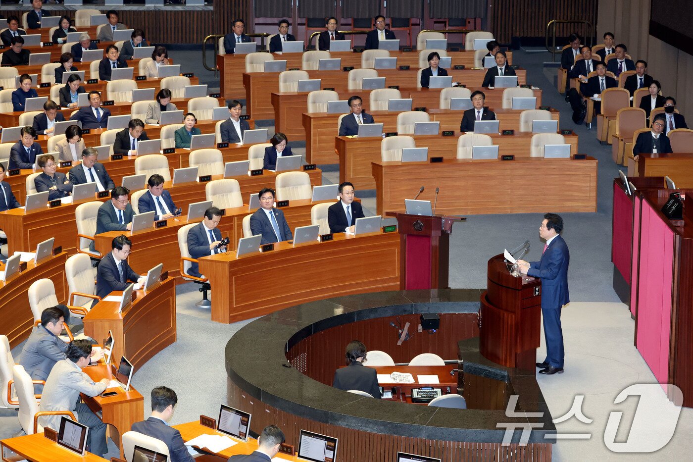본문 이미지 - 박형수 국민의힘 원내수석부대표가 15일 오후 서울 여의도 국회에서 열린 본회의에서 헌법재판소 재판관 이완규, 함상훈 지명 철회 촉구 결의안 상정에 반대하며 의사진행 발언을 하고 있다. 2025.4.15/뉴스1 ⓒ News1 이광호 기자