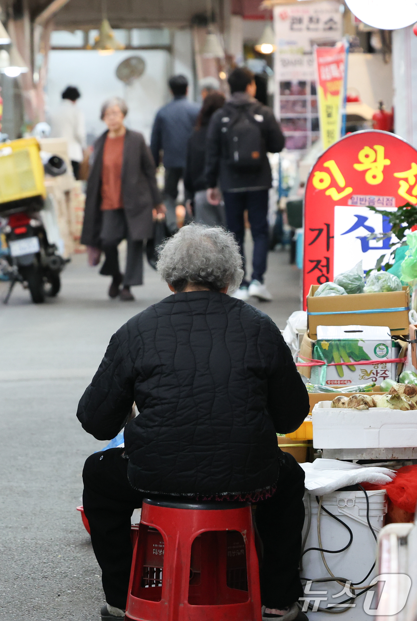 (서울=뉴스1) 허경 기자 = 정부는 15일 최상목 부총리 겸 기획재정부 장관 주재로 경제관계장관회의 겸 산업경쟁력강화 관계장관회의를 열고 추경 방향을 발표했다.민생 분야에서는 소 …