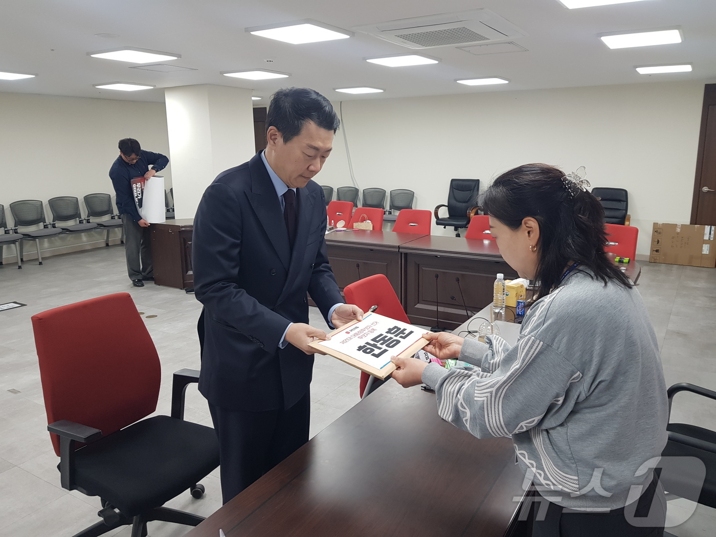 (서울=뉴스1) = 한동훈 캠프 관계자가 15일 서울 여의도 국민의힘 당사에서 제21대 대통령후보자 선거 후보자 등록을 하고 있다. (한동훈 캠프 제공, 재판매 및 DB 금지) 2 …