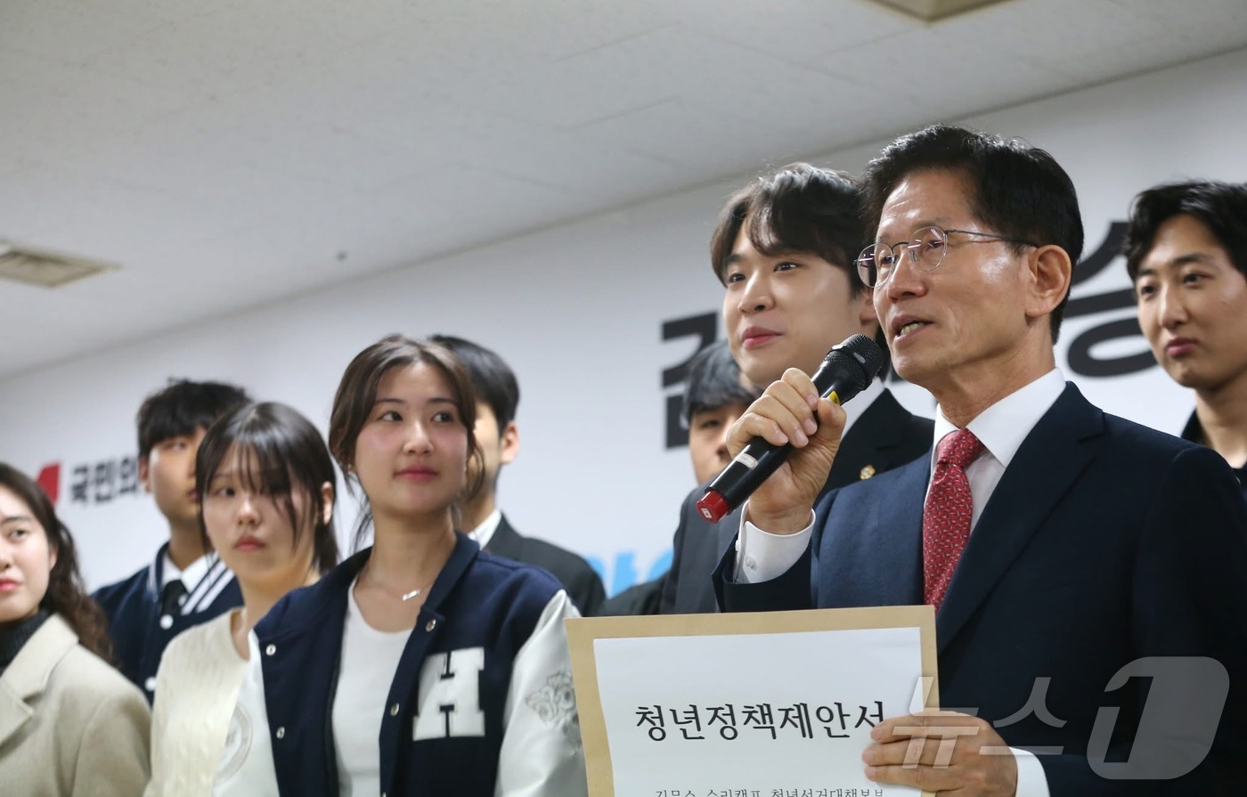 (서울=뉴스1) = 국민의힘 대권주자인 김문수 전 고용노동부 장관이 15일 서울 여의도 캠프에서 열린 청년·대학생들의 지지 선언 기자회견에 참석해 청년정책제안서를 전달받고 있다. …