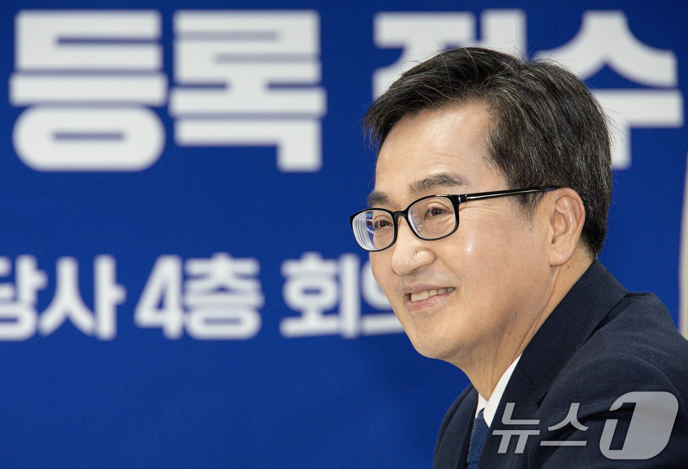 본문 이미지 - 제21대 대통령선거에 출마를 선언한 김동연 경기도지사가 15일 오후 서울 여의도 더불어민주당 당사에 마련된 (예비)후보자 등록 접수처를 찾아 서류를 접수하고 있다. 2025.4.15/뉴스1 ⓒ News1 이재명 기자