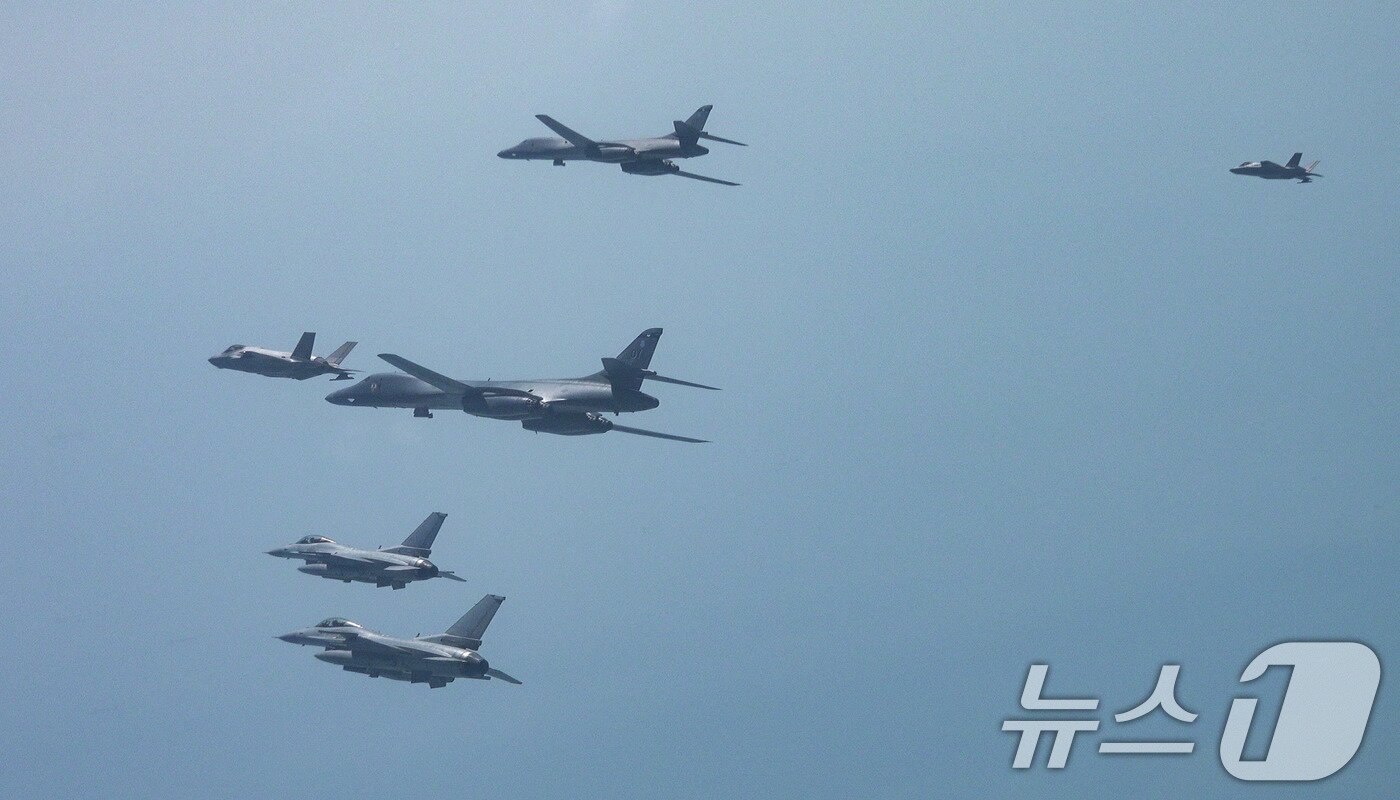 F-35A and F-16 from the Republic of Korea Air Force and F-16s from the U.S. are conducting joint air exercises. 2024.4.15 / News1