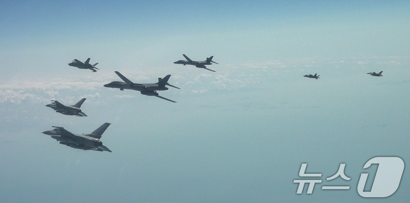 (서울=뉴스1) = 국방부는 15일 미국 B-1B 전략폭격기가 전개한 가운데 한미 연합공중훈련을 실시했다고 밝혔다.우리 공군의 F-35A, F-16, 미국의 F-16 전투기 등이 …