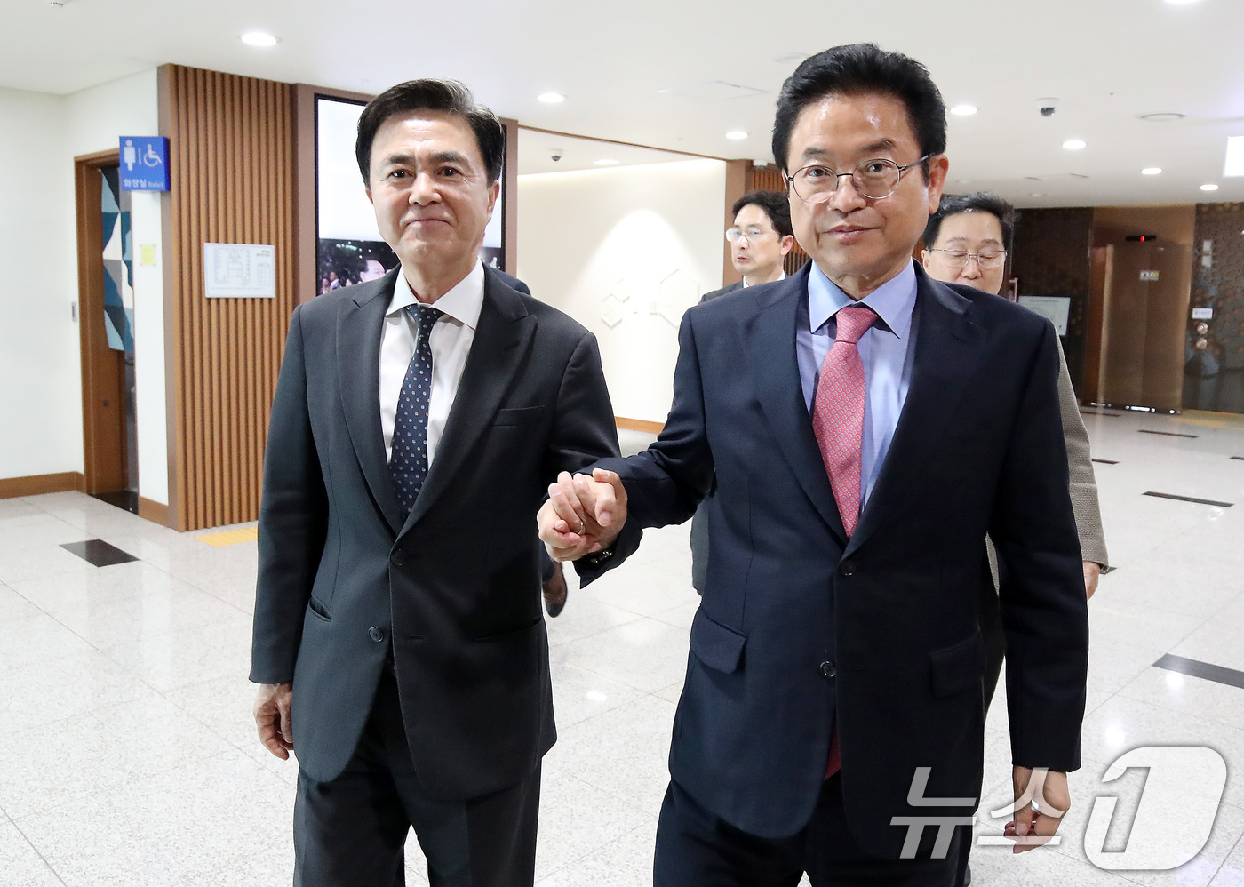 (충남=뉴스1) 공정식 기자 = 국민의힘 대선 경선 후보로 나선 이철우 경북도지사(오른쪽)가 15일 오후 충남도청을 찾아 김태흠 충남도지사와 면담한 뒤 기자간담회에 참석하기 위해 …