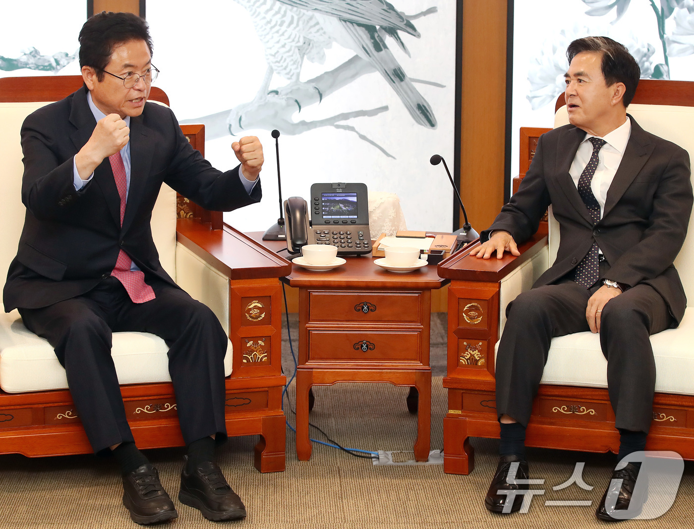 (충남=뉴스1) 공정식 기자 = 국민의힘 대선 경선 후보로 나선 이철우 경북도지사(왼쪽)가 15일 오후 충남도청을 찾아 김태흠 충남도지사와 면담하고 있다. 2025.4.15/뉴스1 …