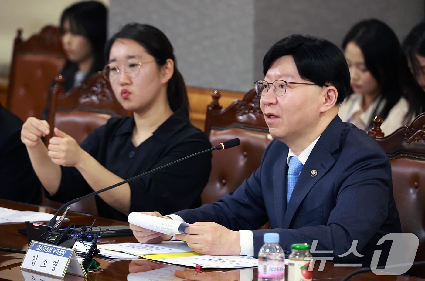 (서울=뉴스1) = 김소영 금융위원회 부위원장이 15일 서울 중구 은행회관에서 개최한 장애인 금융접근성 제고 간담회에서 최근 개선된 '시각장애인용 음성 일회용 비밀번호 발생기' 시 …